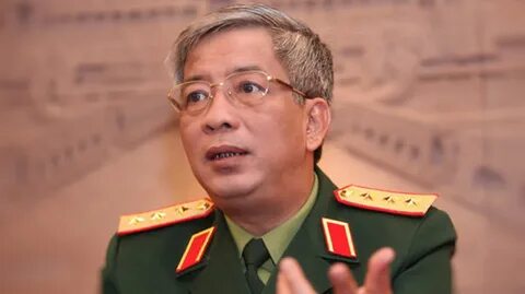 Mặt sưng vù sau khi lau bằng khăn giấy ở nhà hàng